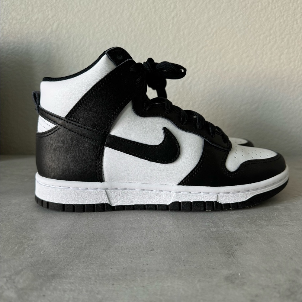 Nike Black and White Women's Sneakers